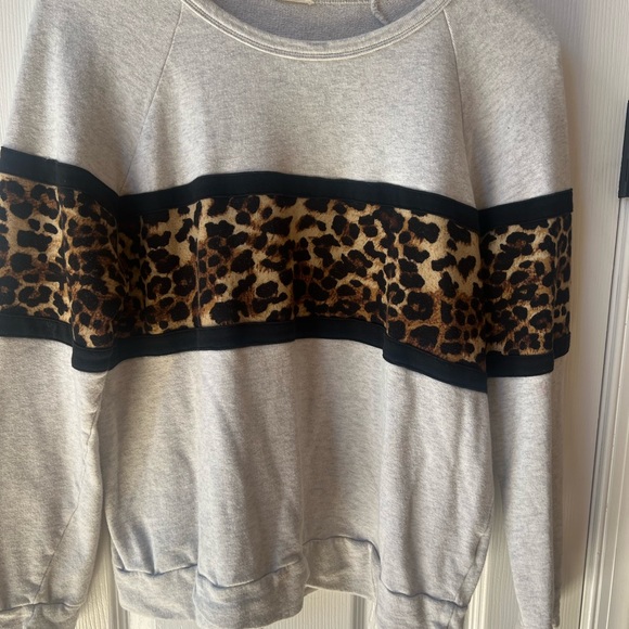 Hem & Thread leopard cheetah print gray heather sweatshirt large - Picture 2 of 5